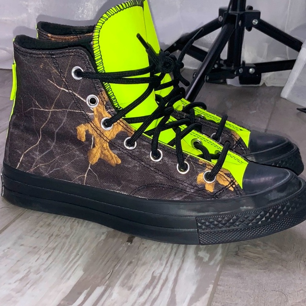 UNISEX CONVERS WARM AND WATERPROOF ONLY WORN ONCE SIZE 6 MENS and 8 women